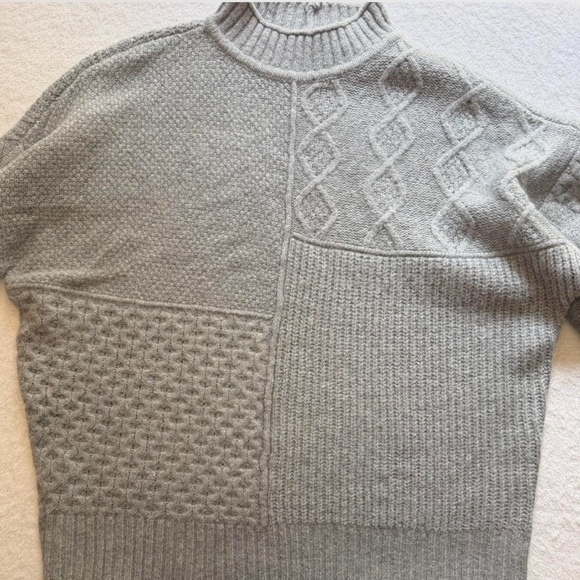 VTG American Eagle Outfitters Light Gray Patterned Oversized Mockneck Sweater - Picture 2 of 7